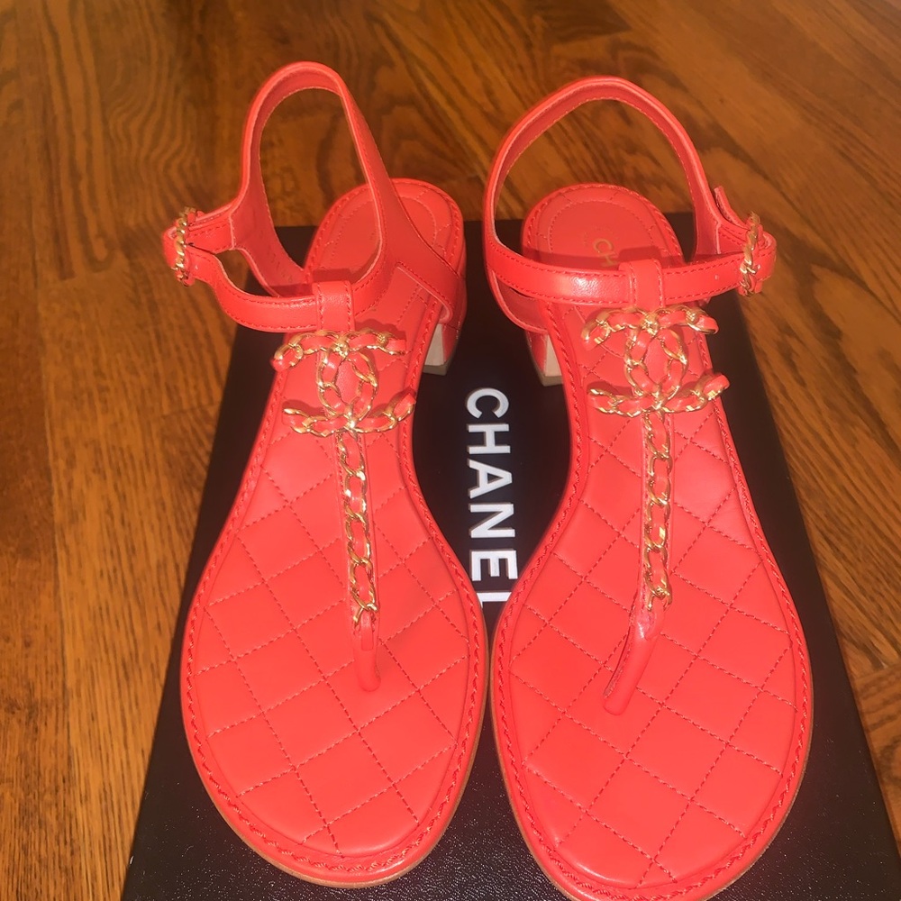 Chanel 19P thong sandals in rouge color  with CC interlocking logo  block  heel